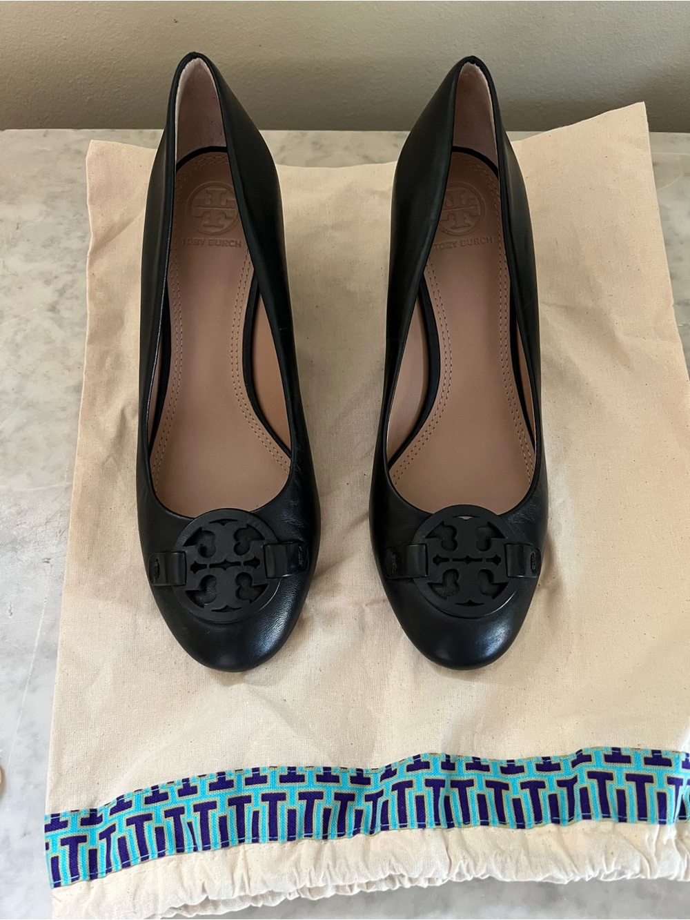 Tory Burch Women's Logo Black Leather Wedge, Size 7M - Picture 2 of 7